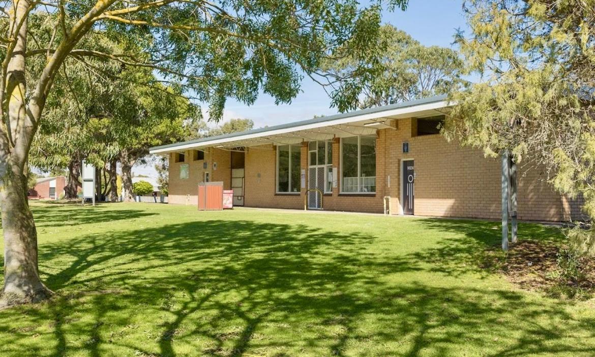 Millicent Lakeside Caravan Park Hotel Buitenkant foto